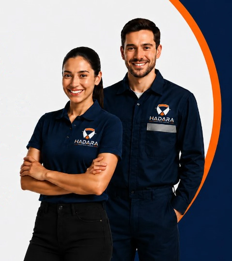 Trabajadora con polo y trabajador con overol de dotación azul con el logo de Industrias Hadara bordado